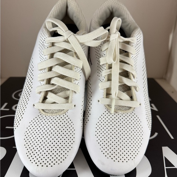 Puma White and Black Athletic Shoes with Breathable Design - Picture 6 of 9